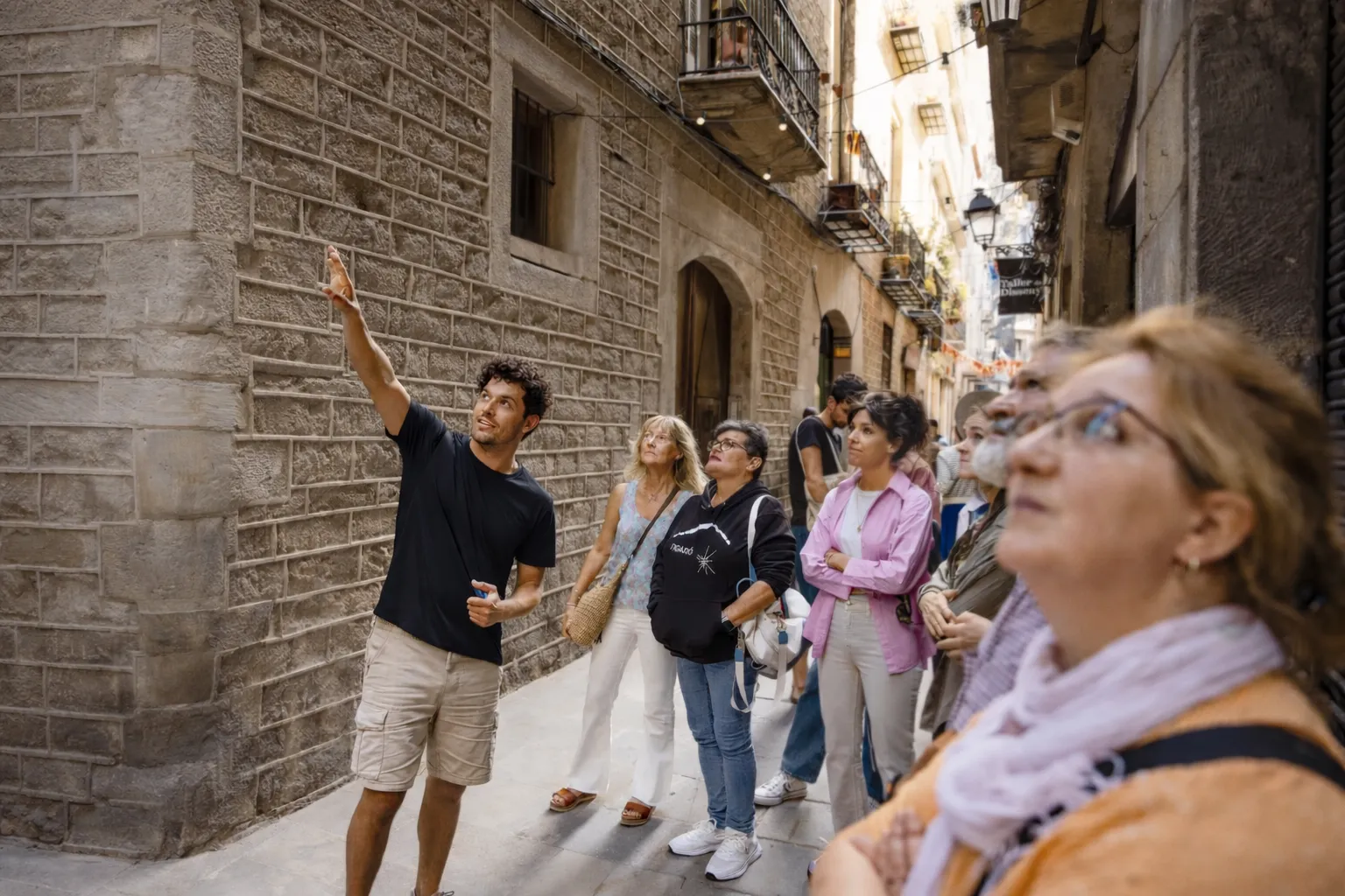 Guide explaining Barcelona